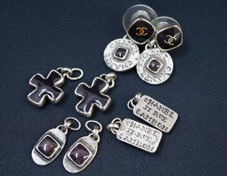 ロゴをあしらい上品にまとめたシルバーピアス！シャネル CHANEL