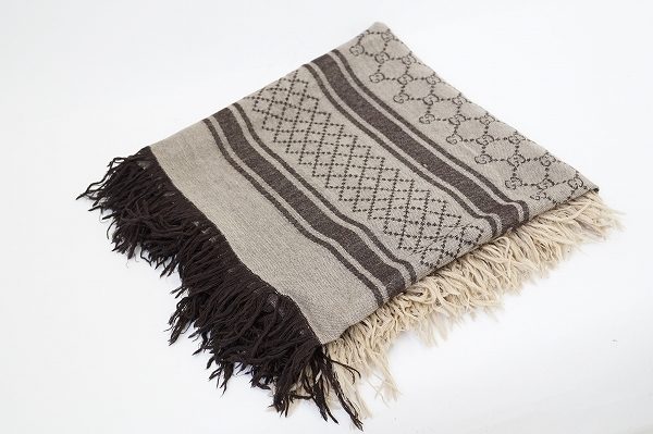 スタイリングに色々重宝する、グッチのストールを買取いたしました