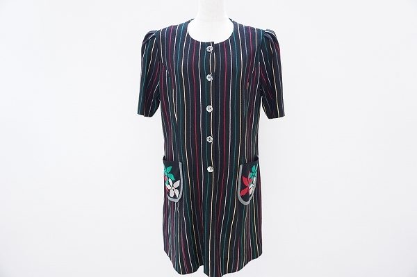 華やかなカラーストライプでスリムで知的な印象の斉藤都世子のワンピースを買取いたしました