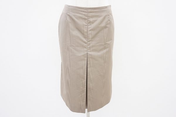 上質な光沢がある定番アイテム、プラダのスカートを買取いたしました