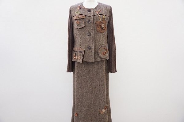 ユニークで優し気な雰囲気のノンノンドールのスカートスーツを買取いたしました