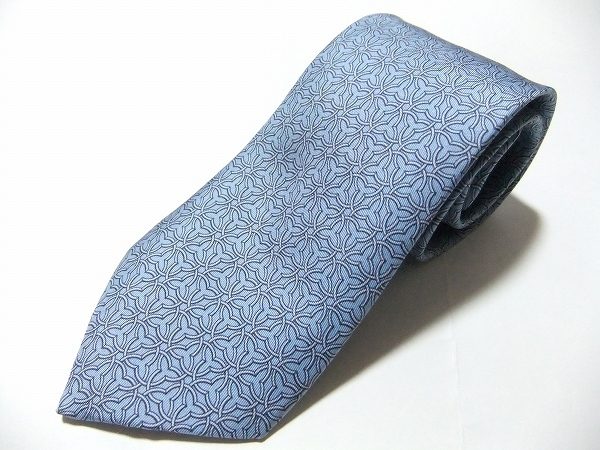 胸元にエレガントな存在感、エルメスのネクタイを買取いたしました