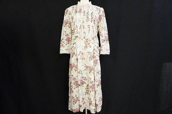 優しいバラ柄で癒される雰囲気、バラ色の暮らしのワンピースを買取いたしました