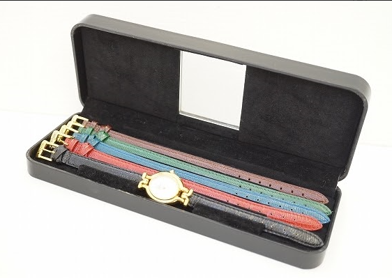 トレンドカラー、好みに合わせて付け替え可能な万能腕時計!フェンディ FENDI 腕時計 チェンジベルト 5色。