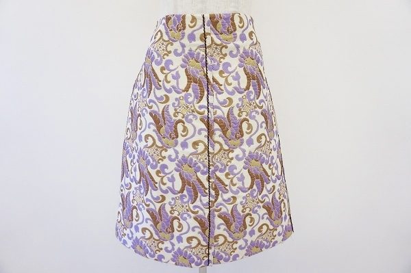 上品で美しい刺繍のプラダのスカートを買取いたしました