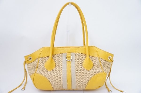 夏らしい気分を盛り上げてくれる機能的バッグ、プラダのショルダーバッグを買取いたしました