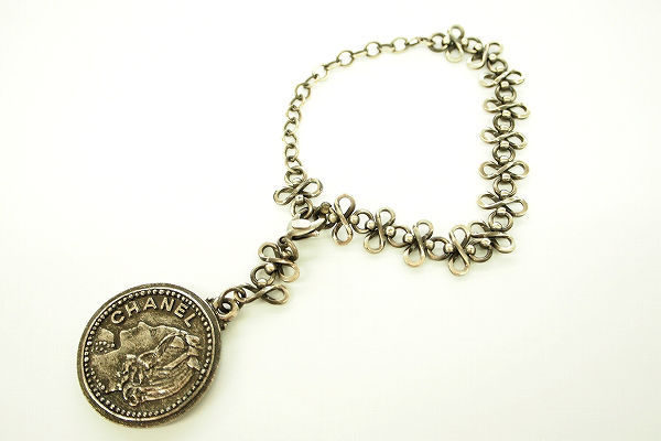 クラシックな雰囲気が素敵なシャネルのブレスレットを買取いたしました