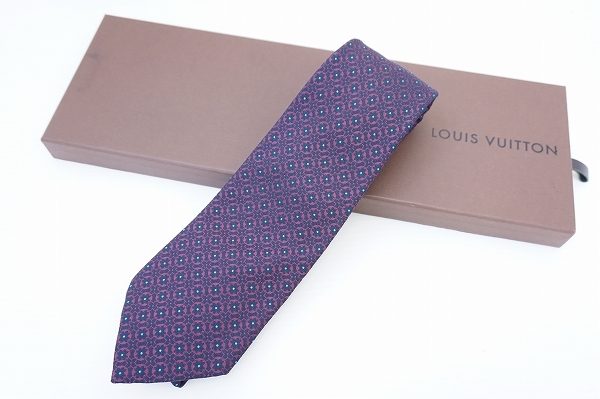 落ち着いた華やかさをビジネスコーデに取り入れられる、ルイヴィトンのネクタイを買取いたしました