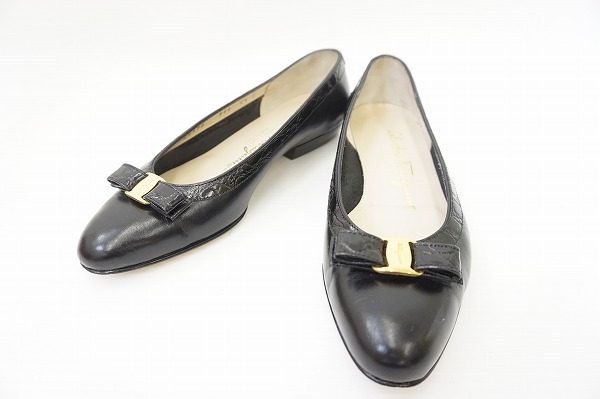 クラシックなリボンデザインが新鮮なフェラガモのパンプスを買い取りました