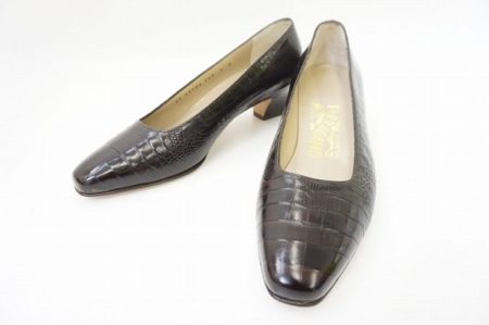 フェラガモの型押しレザーパンプスを買い取りました