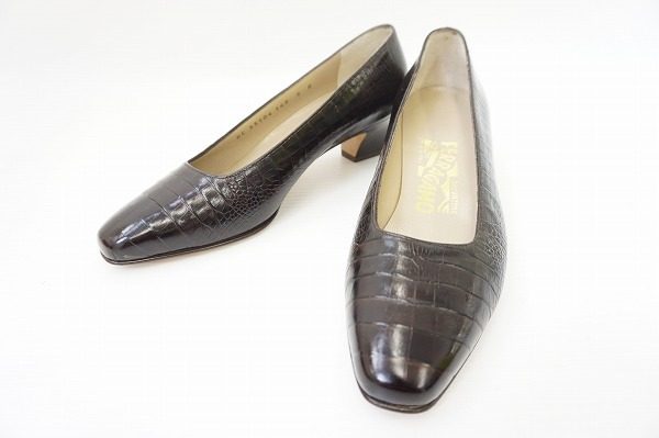 フェラガモの型押しレザーパンプスを買い取りました