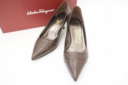 フォルムが美しいサルヴァトーレ・フェラガモのパンプスを買い取りました