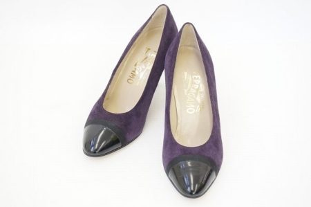 紫スエードがめずらしいフェラガモのパンプスを買い取りました