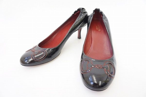 レッドカラーが華を添えているグッチのパンプスを買取いたしました