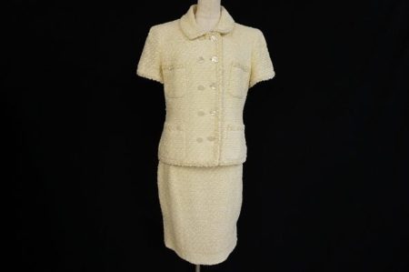 シャネルの大定番！ツイードスーツを買い取りました