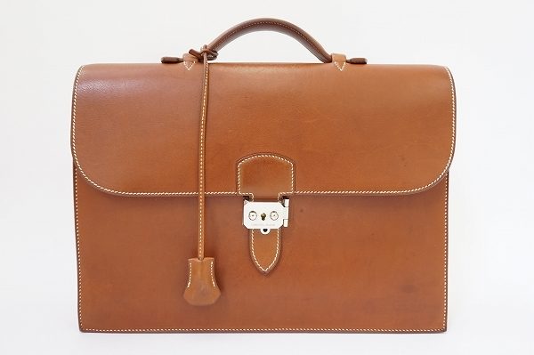 スマートで使いやすい、エルメスのサックアデペッシュを買取いたしました