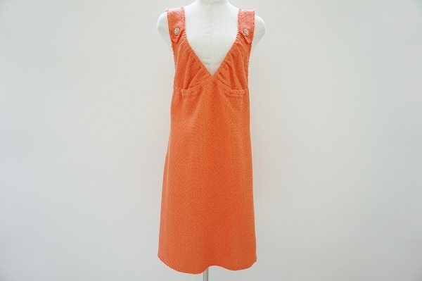 太陽に映えるオレンジ色!シャネルのワンピースを買い取りました