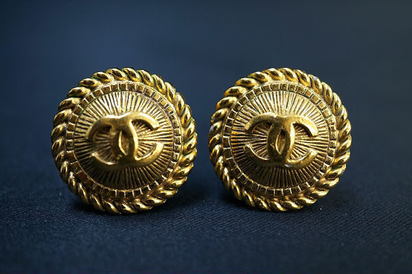 耳元を華やかにする万能アイテム、シャネルのイヤリングを買取いたしました