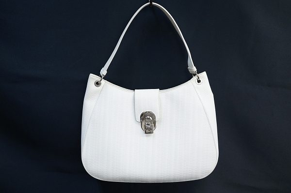 清楚な印象のサルヴァトーレ・フェラガモのバッグを買取いたしました