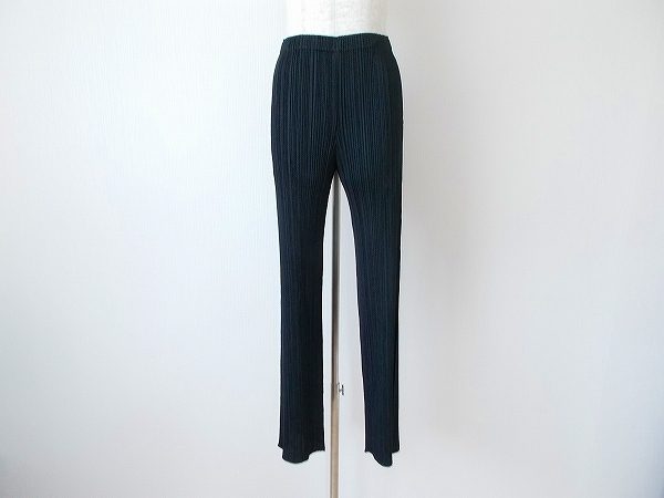 プリーツの魔法で着心地よく過ごせる、プリーツプリーズのパンツを買取いたしました