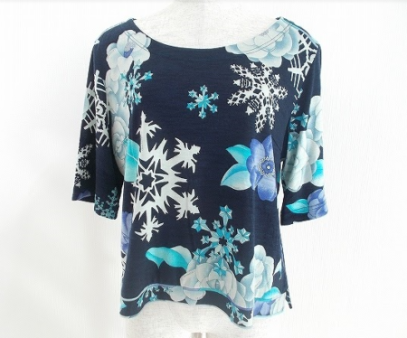 紺ベースに白やブルーベースのプリントがクールビューティーなカットソー！レオナール LEONARD