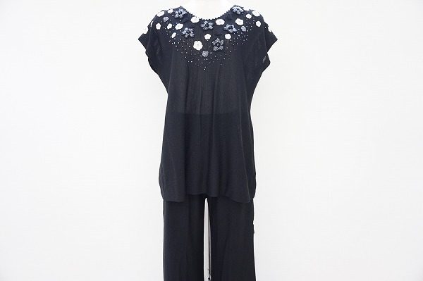 花刺繍とビーズが華やかに彩る、斉藤都世子のセットアップを買取いたしました