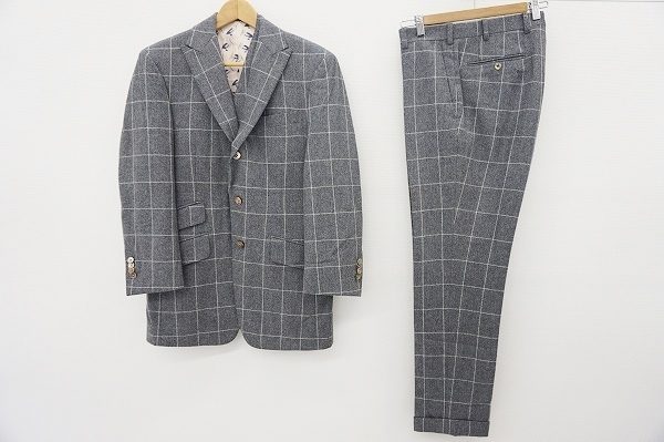 デザイン・品質ともに非の打ち所がないカノニコのスーツをお買取りいたしました