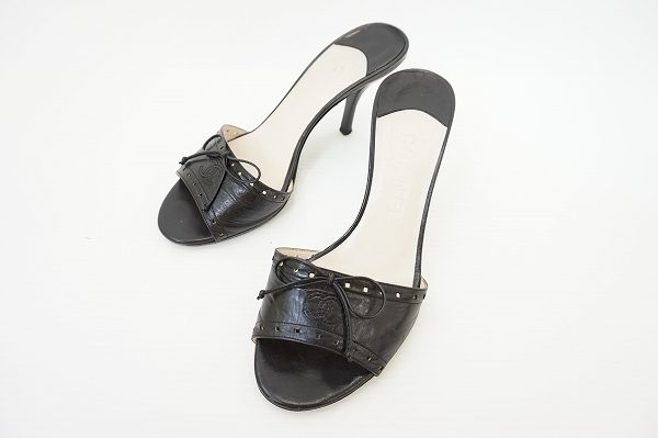 足元を美しく華やかにみせる、シャネルのミュールを買取いたしました