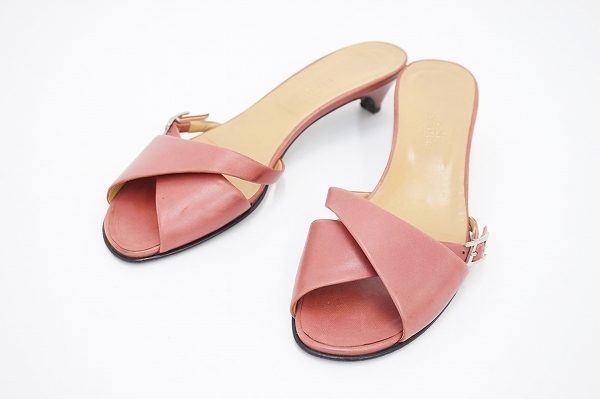 ピンクカラーが大人可愛い、エルメスのサンダルを買取いたしました
