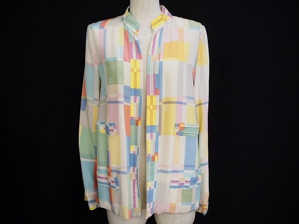 お顔周りがパッと華やぐ、シャネルのジャケットを買取いたしました