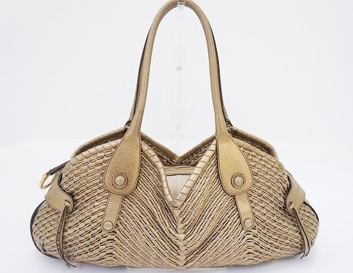 上質なレザーが使えば使うほど色艶が増し自分仕様になるサルバトーレ・フェラガモ Ferragamo のバッグを買取らせて頂きました。