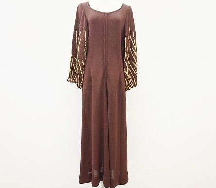 ニットのカジュアルな着心地とエレガントな雰囲気を兼ね備えた斎藤都世子の上品なワンピースを買取させて頂きました。