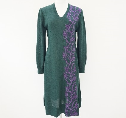 縦のラインが強調されエレガントな雰囲気が素敵なワンピース！斉藤都世子