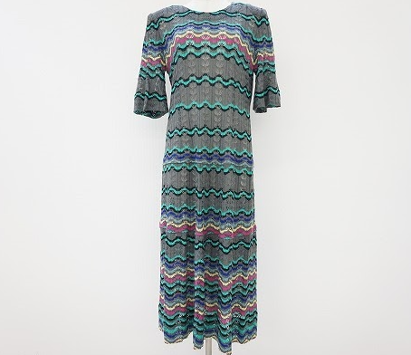 アースカラーの波模様が大人カジュアルな印象の斉藤都世子のニットワンピースを買取させて頂きました。