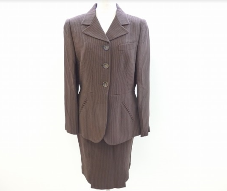 茶色のストライプが大人女性ならではの柔和な雰囲気が素敵なグッチ GUCCIのスカートスーツを買取させて頂きました。