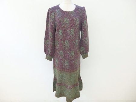 オシャレ感のあるあずき×緑カラーで個性を発揮、斉藤都世子のワンピースを買取いたしました