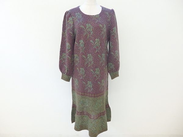 オシャレ感のあるあずき×緑カラーで個性を発揮、斉藤都世子のワンピースを買取いたしました