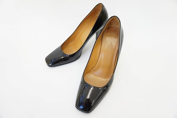 上品な輝きをたたえるエルメスのエナメルパンプスをお譲りいただきました