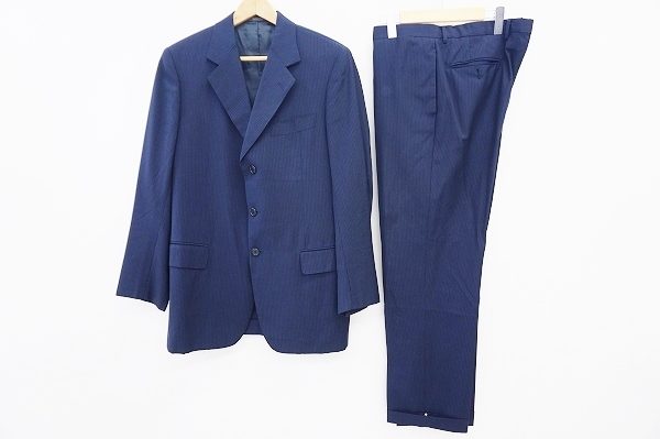 ビームスのあざやかな紺色のスーツをお売りいただきました