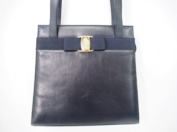 大人の女性に人気のフェラガモのヴァラコレクションを買い取りました