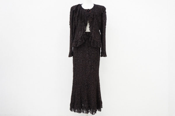 ユニークな素材感!ノンノンドールのスカートスーツ