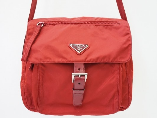 鮮やかな赤がコーディネートのアクセントになりナイロン素材で扱いやすいプラダ PRADAのショルダーバッグを買取させて頂きました。