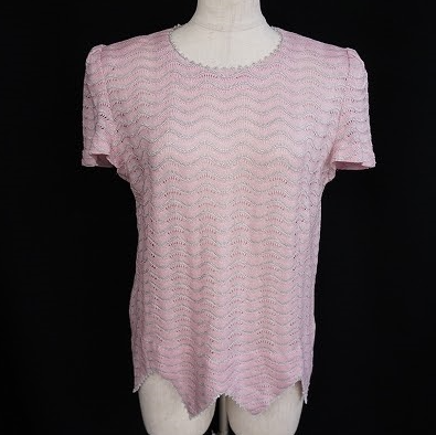 ピンク＆シルバーのフェミニンな波模様の半袖ニット！斉藤都世子