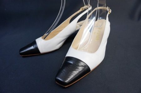 白と黒のバイカラーでコーディネートしやすい、シャネルのパンプスを買取いたしました