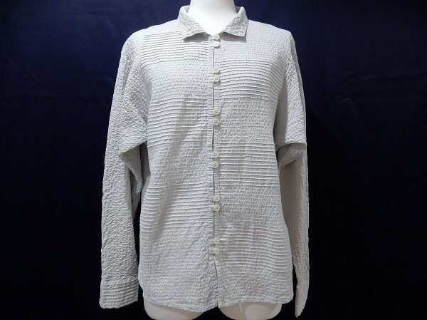 素材の持つシャリ感を楽しみたいヤッコマリカルドのデザインブラウスを買い取りました