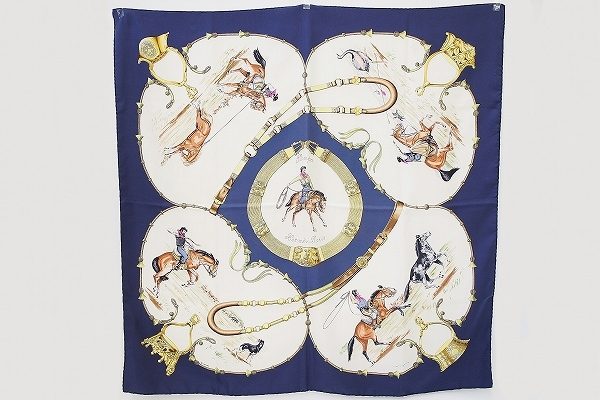 多様な使い方ができるエルメスのスカーフ