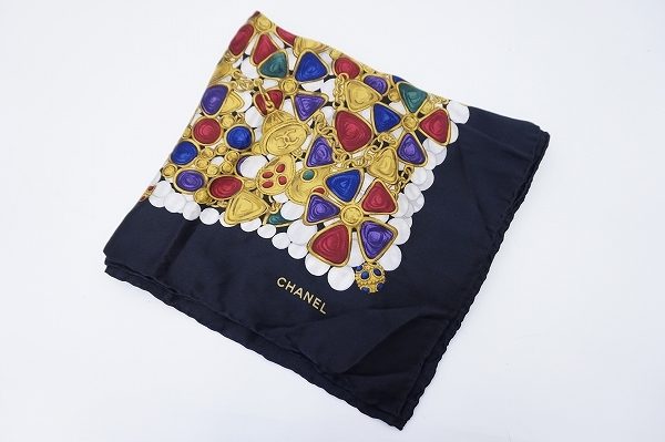 コーディネートの華やかプラスに便利、シャネルのスカーフを買取いたしました
