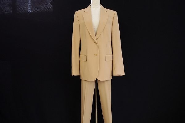 セットで着ても、単品で着てもスタイリッシュなカッコよさがある、グッチのパンツスーツを買取いたしました