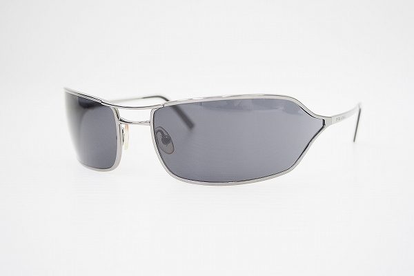 シャープなフォルムがおしゃれなプラダのサングラスをお売りいただきました