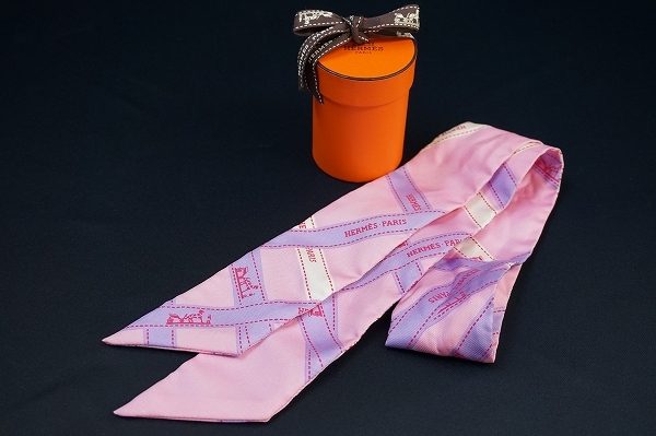 洗練されたボルデュック柄がコーデのポイントに！エルメスのスカーフを買取いたしました